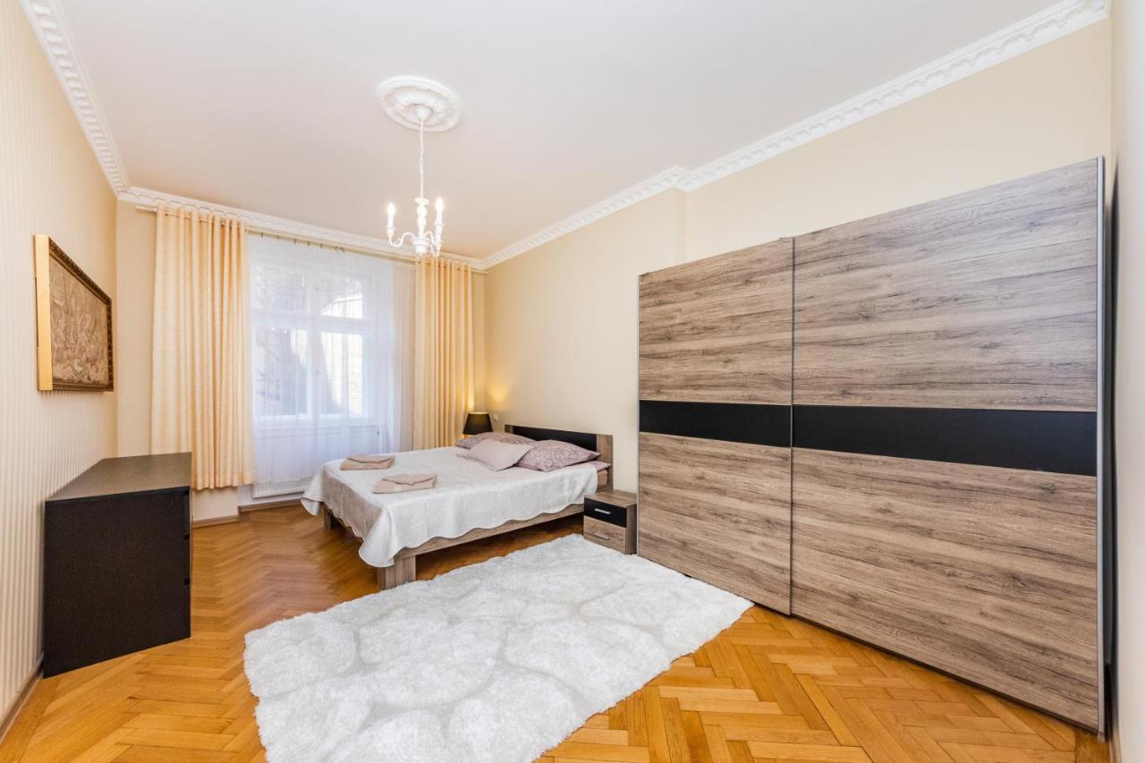 Prostorný třípokojový apartmán u nábřeží Vltavy Appartamento Praga Esterno foto